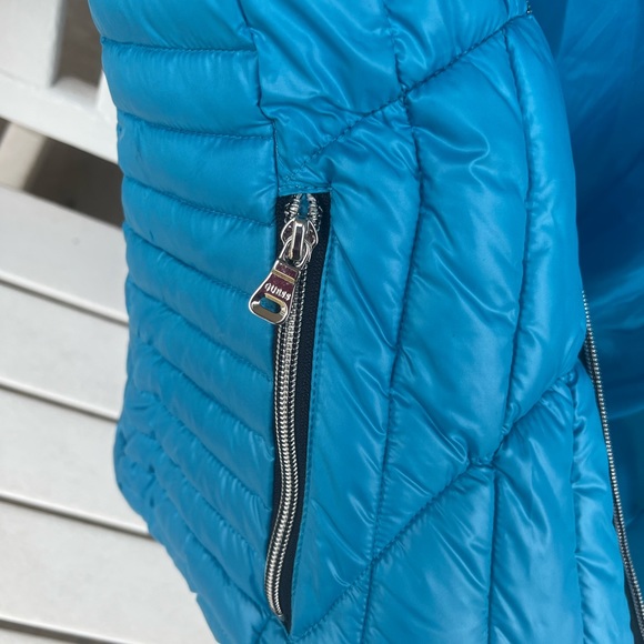 Guess bubble coat. It don’t have a hoodie attached. - Picture 3 of 5